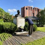 贺宝根铜像