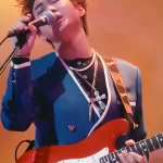 演出中的黄家驹照片