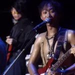 演出中的黄家驹照片
