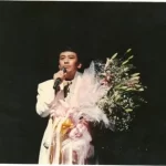 罗文演唱照片